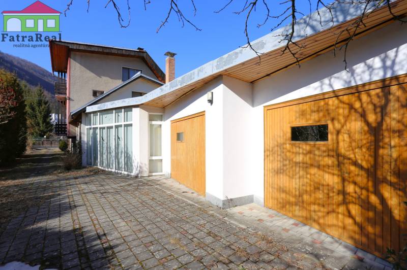 Rodinný dom po kvalitnej rekonštrukcii a prestavbe, Ľubochňa - Rodinný dom s garážou a záhradou v horskej oblasti, ponúkaný realitnou agentúrou.