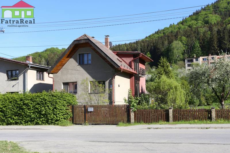 Rodinný dom po kvalitnej rekonštrukcii a prestavbe, Ľubochňa - Dvojpodlažný rodinný dom s dreveným plotom, záhradou, lesom v pozadí. Skvelé bývanie.