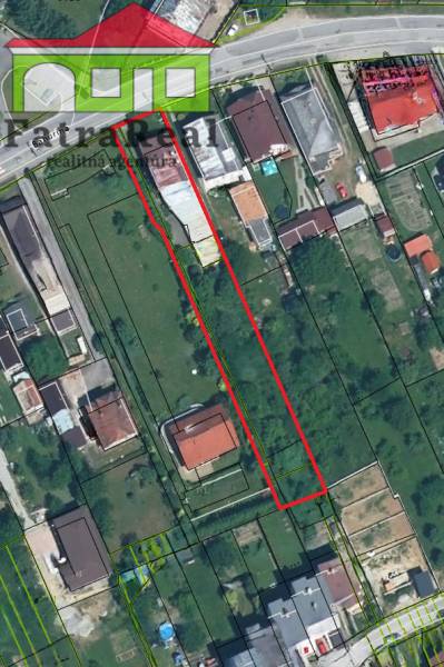Rodinný dom po kvalitnej rekonštrukcii a prestavbe, Ľubochňa - Letecký pohľad na pozemok s rodinným domom v Ružomberku, ohraničený červenou čiarou.