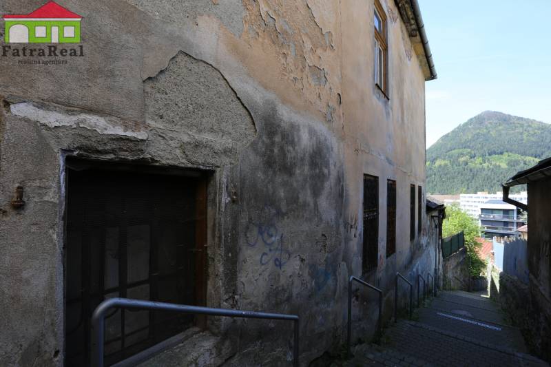 Rodinný dom v rekonštrukcii, Ružomberok - Starý dom na Nám. A. Hlinku, s výhľadom na mesto a kopce, Rodinný dom.