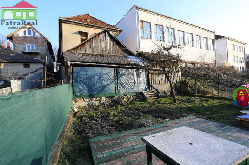 Rodinný dom v rekonštrukcii, Ružomberok - Na ulici Nám. A. Hlinku vidieť starý rodinný dom, dvor a plot.