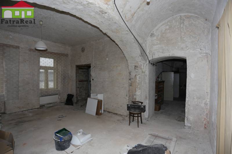 Rodinný dom v rekonštrukcii, Ružomberok - Interiér rodinného domu na Nám. A. Hlinku, s klenutým stropom a renováciou.
