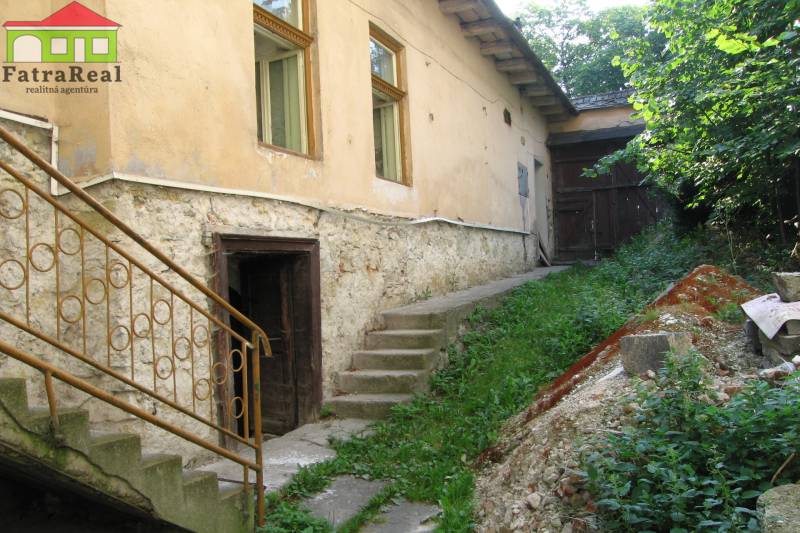 Rodinný dom v rekonštrukcii, Ružomberok - Rodinný dom s omietkou a drevenými oknami na ulici Nám. A. Hlinku.