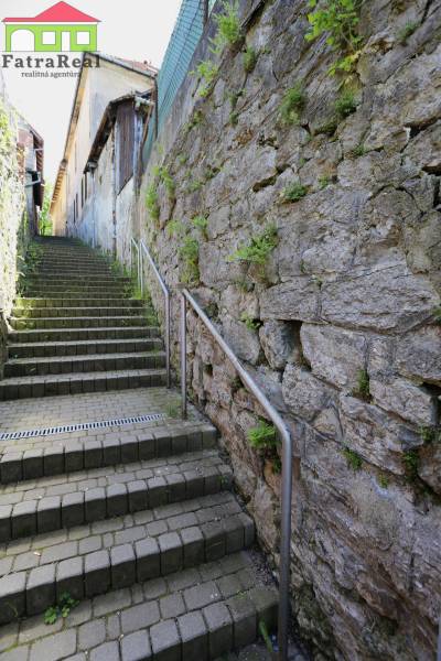 Rodinný dom v rekonštrukcii, Ružomberok - Kamenné schody vedúce nahor pri budove na ulici Nám. A. Hlinku.