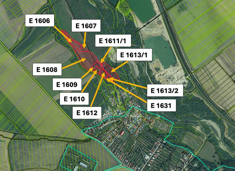 Ražňany – 2.150 m2 PÔDA a LES  - Letecký pohľad na poľnohospodárske a lesné pozemky pri obci Ražňany s označenými parcelami.