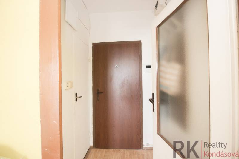 Garsónka s loggiou, Furča-Kalinovská - Vstupná chodba v garsónke so svetlými stenami a laminátovou podlahou.