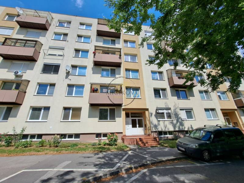 REZERVOVANÉ! Predáme  garsónku, 21 m2, Mikovíniho ul., Nitra - Bytový dom na Mikovíniho ulici v Nitre s parkovaním a zeleňou pred budovou.