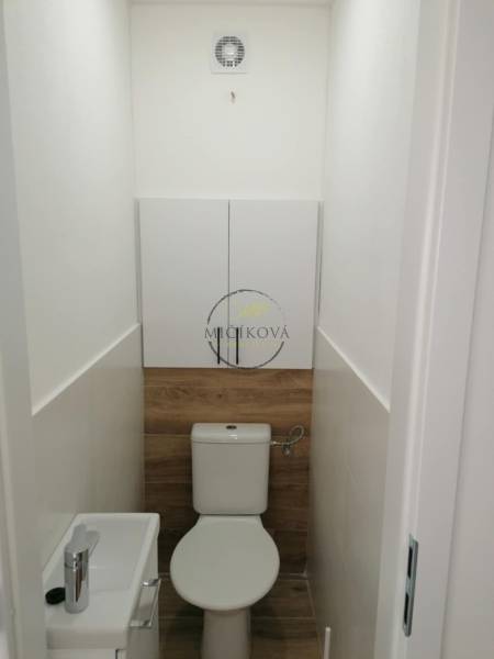 REZERVOVANÉ! Predáme  garsónku, 21 m2, Mikovíniho ul., Nitra - Toaleta v garsónke s ventiláciou a umývadlom, vhodná do bytu.