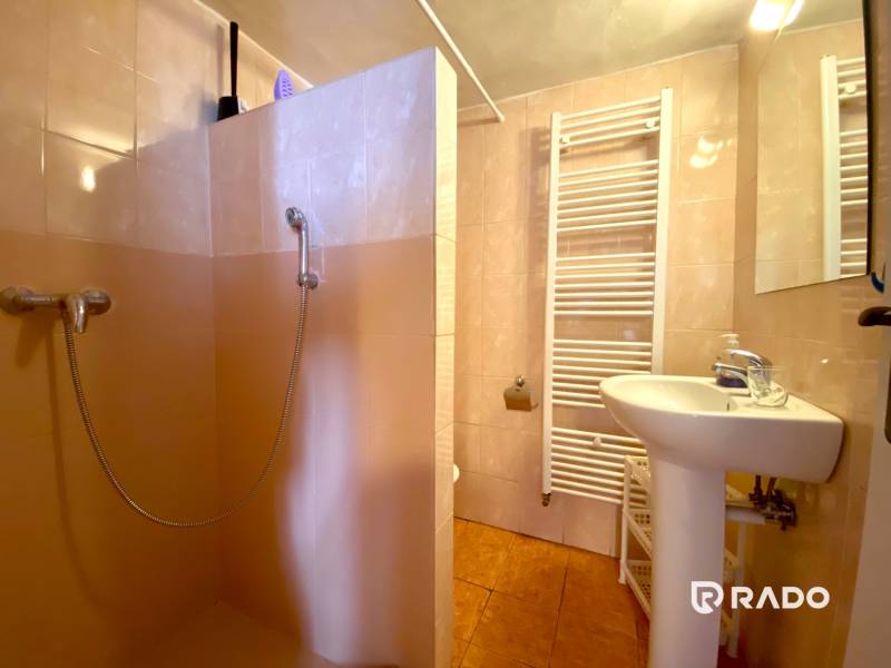 REZERVOVANÉ Garsónka 30m2 | Podunajské Biskupice - Kúpeľňa v garsónke s vaňou, umývadlom a rebríkovým radiátorom.