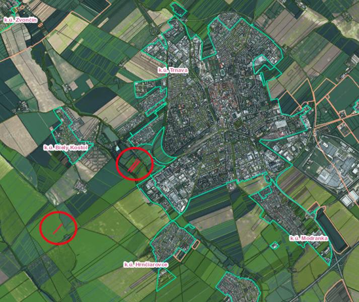 3.700 m2 ORNÁ PÔDA medzi Trnavou a Bielym Kostolom - Letecký pohľad na poľnohospodárske a lesné pozemky v oblasti Hrnčiaroviec nad Parnou.