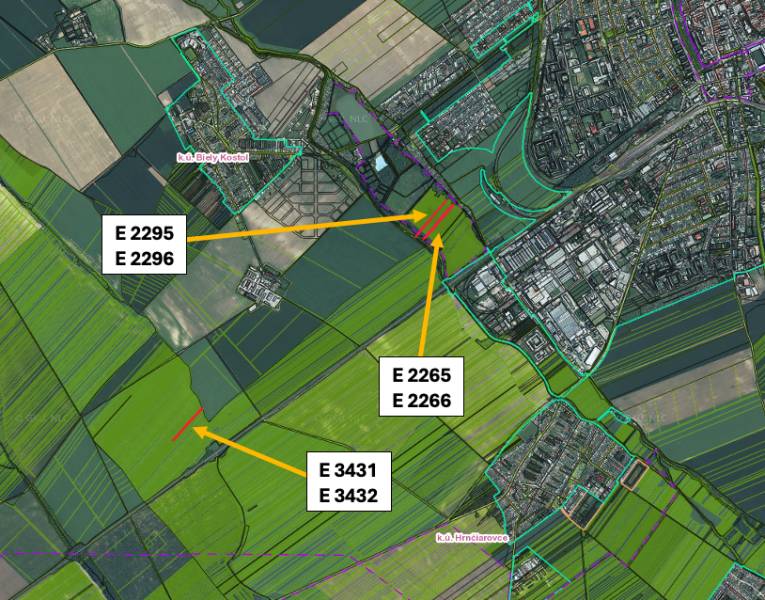 3.700 m2 ORNÁ PÔDA medzi Trnavou a Bielym Kostolom - Letecký pohľad na poľnohospodárske a lesné pozemky v Hrnčiarovciach nad Parnou s parcelami.