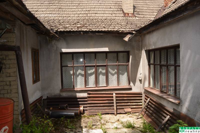 Chalúpka schúlená v okolitých ovocných sadoch! - Rodinný dom v Poriadí na ulici Poriadie s dvoma veľkými oknami a dvorom.