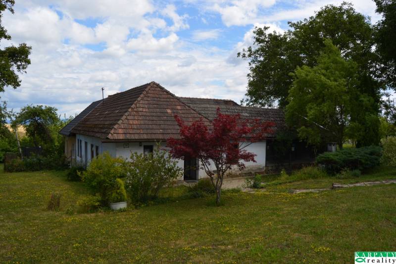 Chalúpka schúlená v okolitých ovocných sadoch! - Rodinný dom v Poriadí na ulici Poriadie obklopený záhradou a stromami.