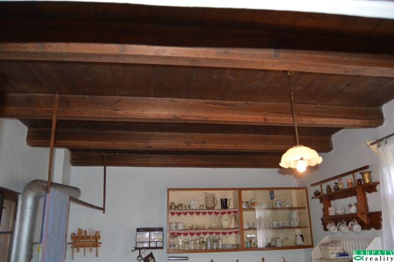 Chalúpka schúlená v okolitých ovocných sadoch! - Drevený trámový strop a kuchynská výzdoba v rodinnom dome.
