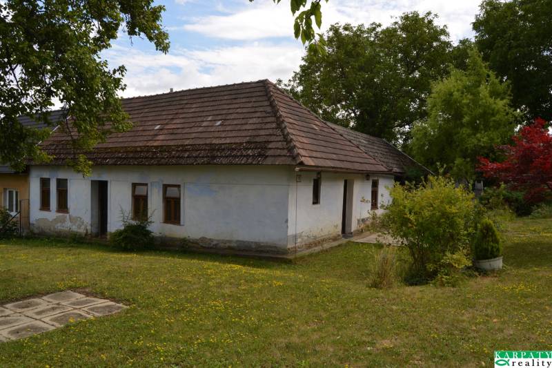 Chalúpka schúlená v okolitých ovocných sadoch! - Rodinný dom na ulici Poriadie v Poriadí so záhradou plnou zelene a stromov.