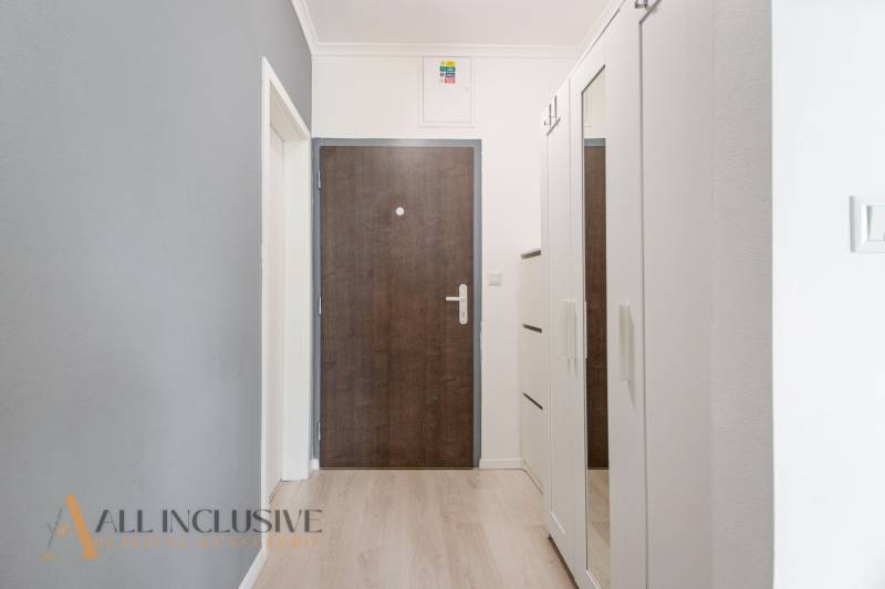 ALL INCLUSIVE REAL I KRÁSNY 2 IZBOVÝ BYT S BALKÓNOM GALANTA WEST - Vstupná chodba v 2-izbovom byte s bielou skriňou a tmavými dverami.