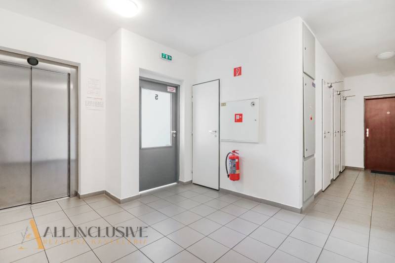 ALL INCLUSIVE REAL I KRÁSNY 2 IZBOVÝ BYT S BALKÓNOM GALANTA WEST - Chodba s výťahom a núdzovým východom v 2-izbovom byte.