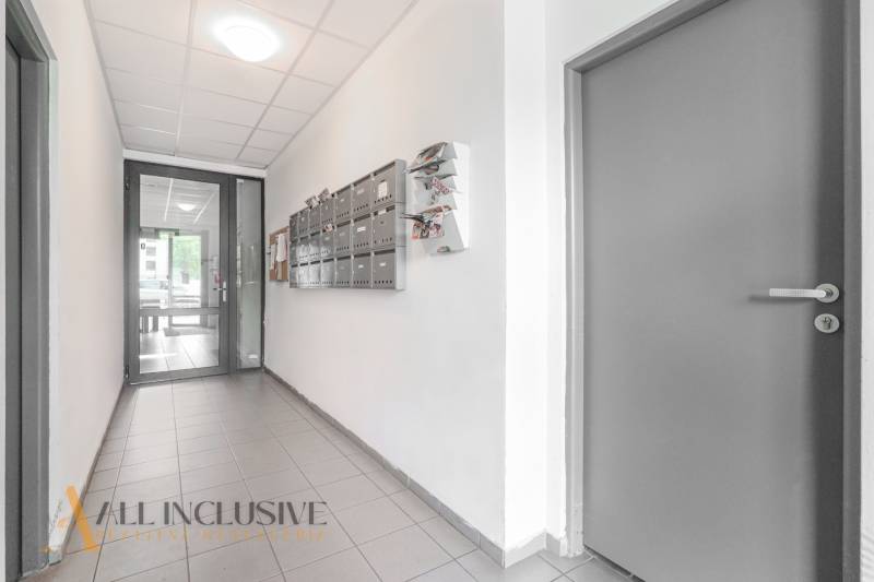 ALL INCLUSIVE REAL I KRÁSNY 2 IZBOVÝ BYT S BALKÓNOM GALANTA WEST - Chodba s poštovými schránkami a dverami v 2-izbovom byte, svetlá atmosféra.