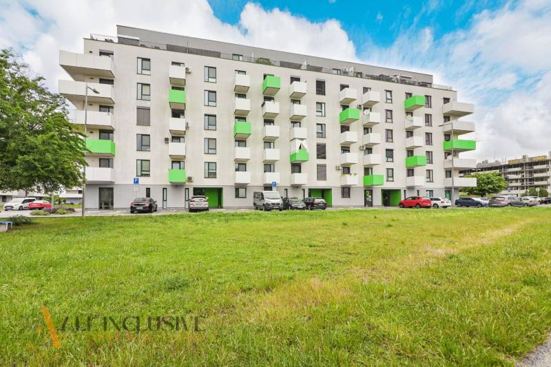 ALL INCLUSIVE REAL I KRÁSNY 2 IZBOVÝ BYT S BALKÓNOM GALANTA WEST - Budova s farebnými balkónmi, parkoviskom a zeleňou v Galante pri ulici Sereď.