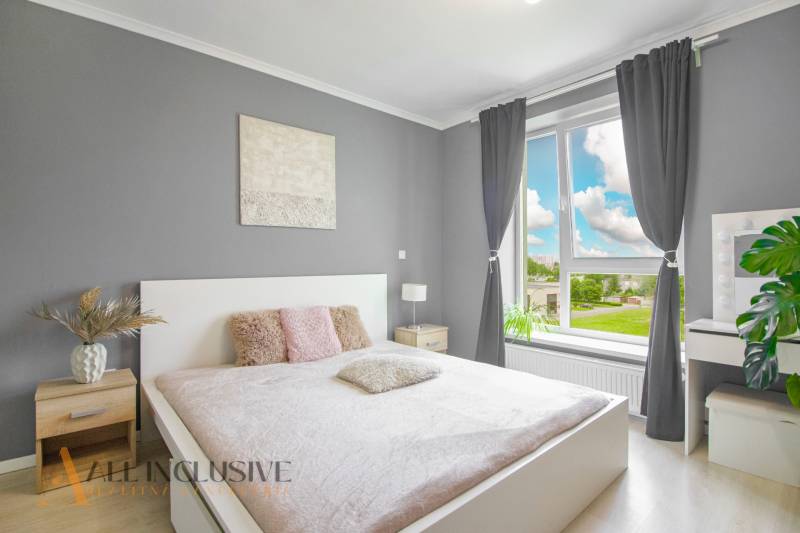 ALL INCLUSIVE REAL I KRÁSNY 2 IZBOVÝ BYT S BALKÓNOM GALANTA WEST - Svetlá spálňa v 2-izbovom byte s veľkým oknom a jemnou dekoráciou.