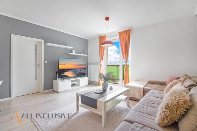 ALL INCLUSIVE REAL I KRÁSNY 2 IZBOVÝ BYT S BALKÓNOM GALANTA WEST - Svetlá obývacia izba v 2-izbovom byte s balkónom a pohodlnou sedačkou.