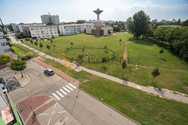 ALL INCLUSIVE REAL I KRÁSNY 2 IZBOVÝ BYT S BALKÓNOM GALANTA WEST - Pohľad z výšky na zeleň v meste Sereď, blízko ulice Galanta.