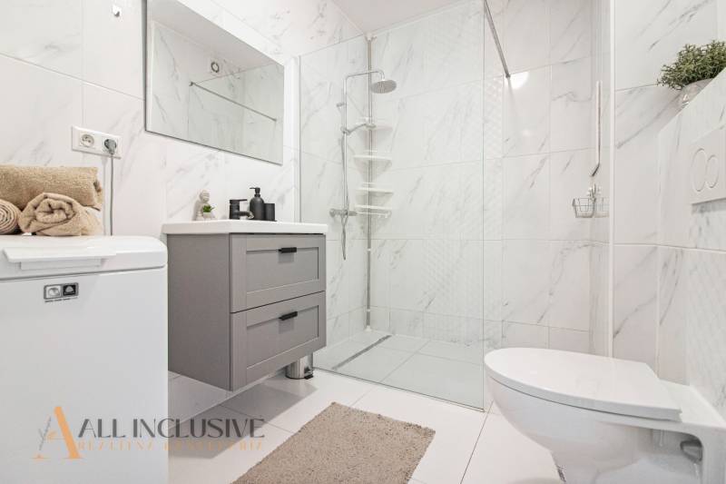 ALL INCLUSIVE REAL I KRÁSNY 2 IZBOVÝ BYT S BALKÓNOM GALANTA WEST - Kúpeľňa v 2-izbovom byte s bielymi dlaždicami, sprchou a bielym nábytkom.