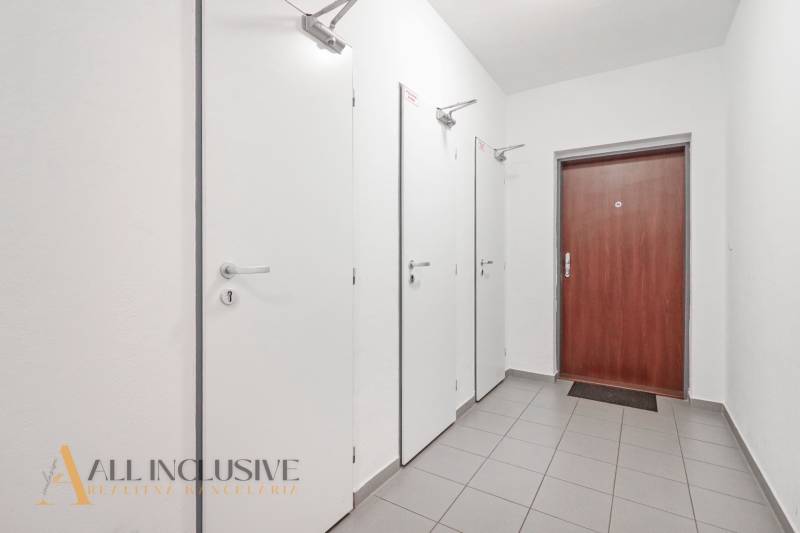 ALL INCLUSIVE REAL I KRÁSNY 2 IZBOVÝ BYT S BALKÓNOM GALANTA WEST - Chodba so štyrmi dverami a modernými dlaždicami v 2-izbovom byte.