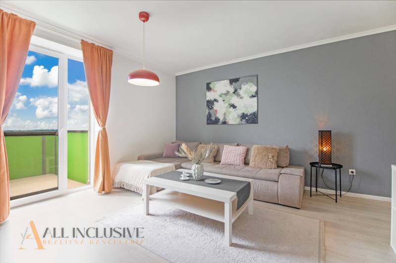 ALL INCLUSIVE REAL I KRÁSNY 2 IZBOVÝ BYT S BALKÓNOM GALANTA WEST - Obývacia izba v 2-izbovom byte s pohovkou, stolíkom a balkónom.