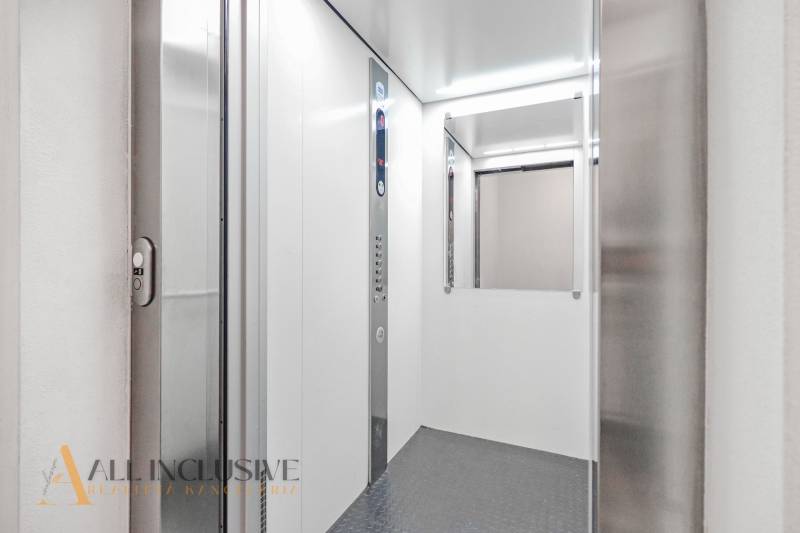 ALL INCLUSIVE REAL I KRÁSNY 2 IZBOVÝ BYT S BALKÓNOM GALANTA WEST - Interiér výťahu s osvetlením a ovládacím panelom v 2-izbovom byte.