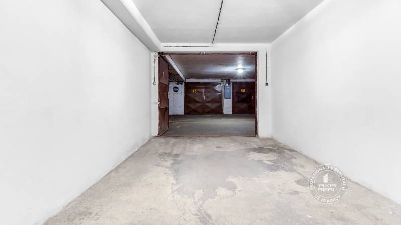 Garáž, Bratislava V. - Petržalka, Macharova ulica - Biela garáž s kovovými dverami na ulici Macharova. Tabuľky čísel 49 a 50.