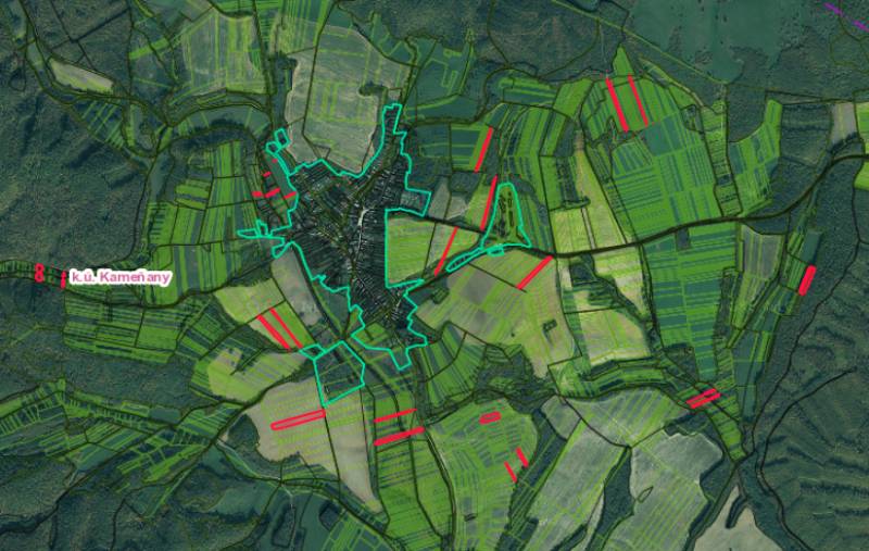 Kameňany – 6.600 m2 ORNÁ PÔDA a LES  - Letecká snímka poľnohospodárskych a lesných pozemkov v okolí Kamenian zobrazuje krajinné plánovanie.