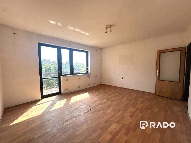 Na predaj Rodinný dom Drietoma – pozemok 745 m2  - Svetlá izba v rodinnom dome s drevenou podlahou a veľkými oknami.