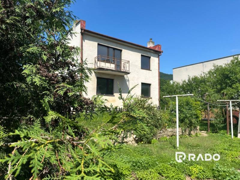 Na predaj Rodinný dom Drietoma – pozemok 745 m2  - Rodinný dom v Drietome s rozľahlou záhradou a balkónom pre príjemné rodinné bývanie.