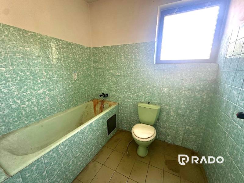 Na predaj Rodinný dom Drietoma – pozemok 745 m2  - Kúpeľňa v rodinnom dome s retro zelenými kachličkami a vaňou.