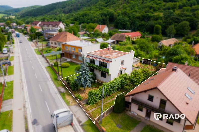 Na predaj Rodinný dom Drietoma – pozemok 745 m2  - Rodinný dom v Drietome obklopený zeleňou a susednými budovami pri hlavnej ceste.