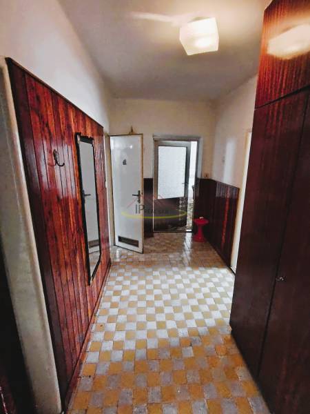 PREDAJ dvojpodl.rod.domu v Piešťanoch, Robotnícka ul.,pozemok 702 m2. - Chodba v rodinnom dome so vzorovanou podlahou, drevenými stenami a otvorenými dverami.
