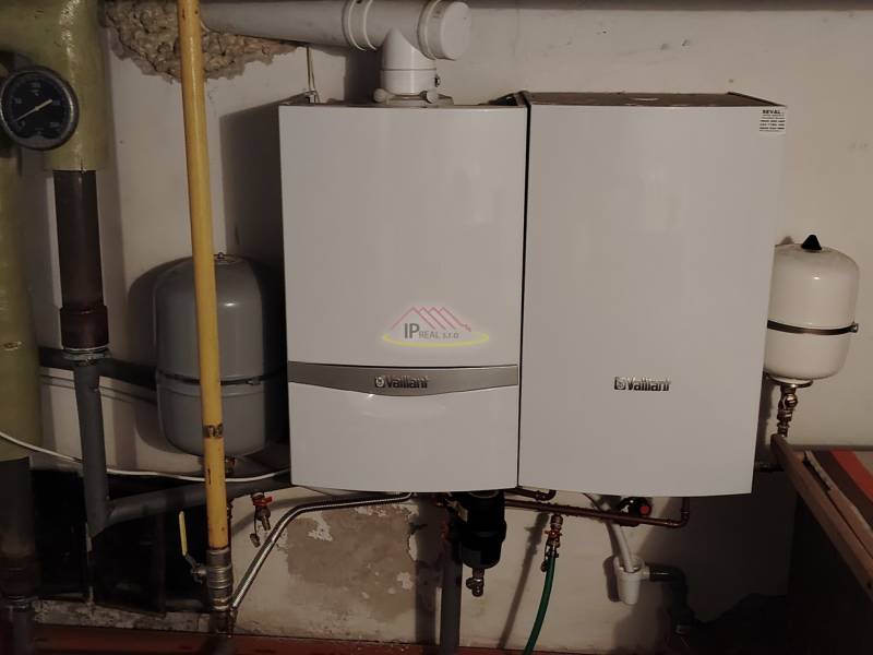 PREDAJ dvojpodl.rod.domu v Piešťanoch, Robotnícka ul.,pozemok 702 m2. - Kotle Vaillant v technickej miestnosti rodinného domu s pripojenými rúrami a nádržami.