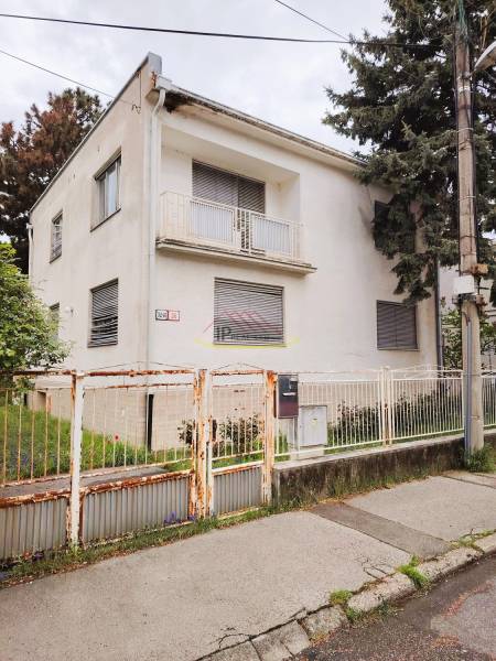 PREDAJ dvojpodl.rod.domu v Piešťanoch, Robotnícka ul.,pozemok 702 m2. - Rodinný dom na Robotníckej ulici v Piešťanoch s oploteným dvorom a balkónom.