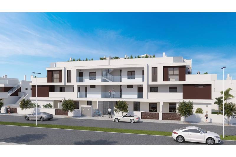 TORRE DE LA HORADADA -  nový rezidenčný komplex len 200 m od pláže - Biely trojposchodový rekreačný apartmán v meste Torre de la Horadada s autami.