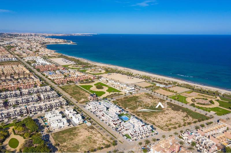 TORRE DE LA HORADADA -  nový rezidenčný komplex len 200 m od pláže - Pohľad na pobrežie s plážou a rekreačnými apartmánmi v Torre de la Horadada.