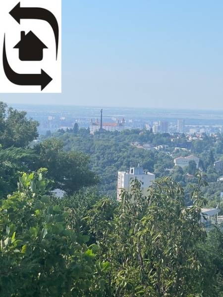 Predaj rodinného domu na Kramároch v Bratislave - Pohľad na Bratislavu z Rodinného domu obklopený zeleňou.