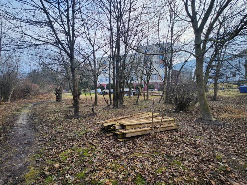 Stavebný pozemok 1001 m2 - Jesenná krajina s drevami a stromami v Horných Orešanoch, Majdane, na pozemku - bývanie.