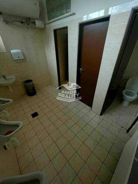 Predaj/odstúpenie zabehnutej gastro prevádzky s kuchyňou, Bratislava 2 - Interiér s umývadlami, záchodom a dverami, vhodný pre gastro priestory.
