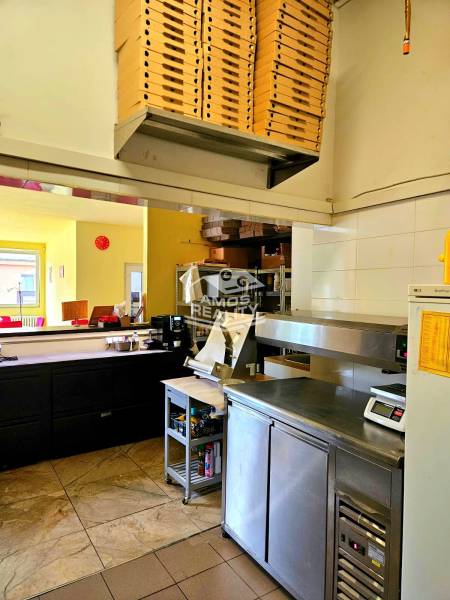 Predaj/odstúpenie zabehnutej gastro prevádzky s kuchyňou, Bratislava 2 - Gastro priestory s kuchynským zariadením a pizza krabicami, ideálne pre reštauračné podnikanie.
