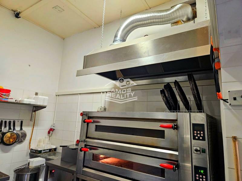 Predaj/odstúpenie zabehnutej gastro prevádzky s kuchyňou, Bratislava 2 - Kuchyňa s profesionálnou pecou a digestorom v gastro priestore.