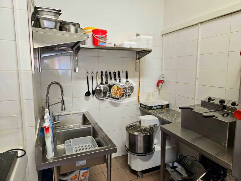 Predaj/odstúpenie zabehnutej gastro prevádzky s kuchyňou, Bratislava 2 - Kuchynský priestor s nerezovým drezom, mixérom a odkladacími policami v Gastro priestoroch.
