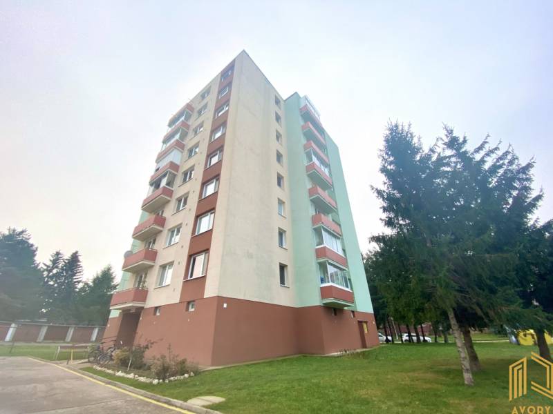 NA PRENÁJOM GARSÓNKA s BALKÓNOM, SENICA, ŠTEFÁNIKOVA UL. - Bytový dom na ulici Hollého v Senici, vhodný pre Garsónku, obklopený stromami.