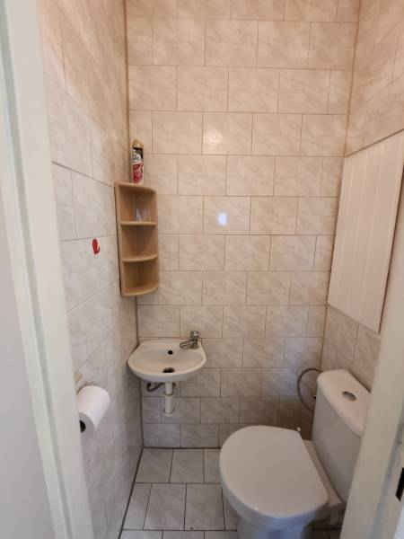 3-izbový byt Piešťany - Kúpeľňa so záchodom, umývadlom a dlaždicami v 3-izbovom byte.