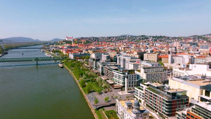  Prémiový 2-izbový byt v centre Bratislavy - Bratislava - Staré Mesto ponúka pohľad na budovy a most ponad rieku, Pribinova.